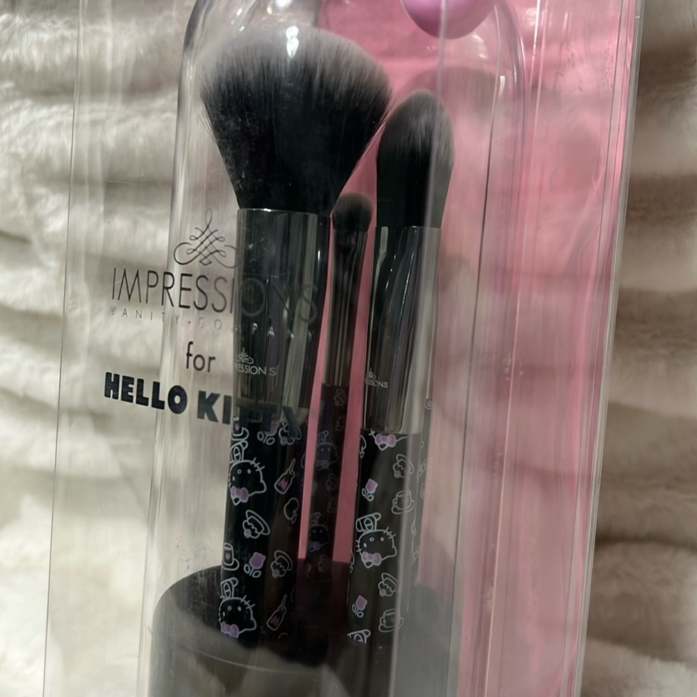 PRICE IS FIRM - Hello Kitty The Favorites 6 Piece Bell Jar Makeup Brush Gift Set - Picture 2 of 5